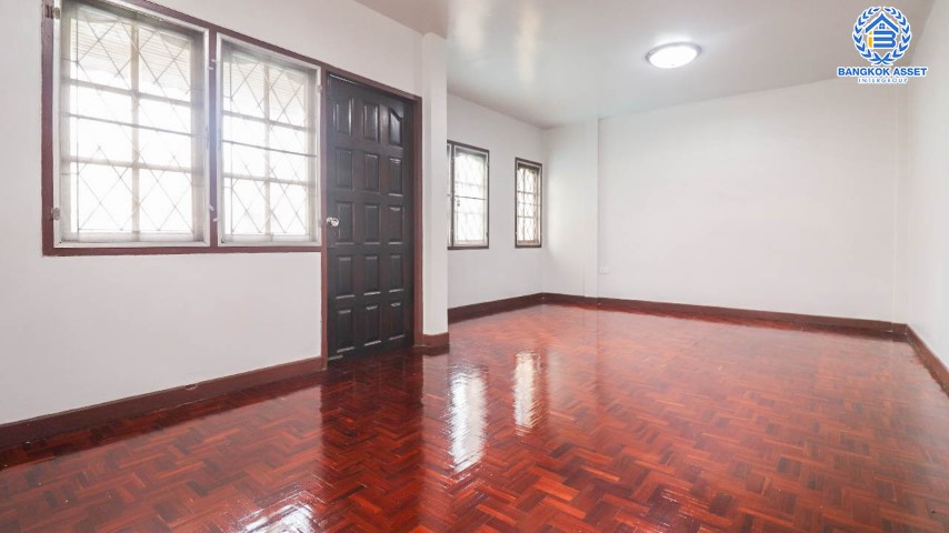 *****ทาวน์เฮ้าส์มือสองย่านนนทบุรี ม.ทิพย์นคร กรุงเทพ-นนทบุรี หลังมุม! เนื้อที่เยอะแบบจัดเต็มถึง 39 ตร.ว. ฟังก์ชัน 3 ห้องนอน 2 ห้องน้ำ 3 ที่จอดรถ บนทำเลเดินทางสะดวก เพียง 550 เมตรก็ถึงรถไฟฟ้าสายสีม่วง "สถานีแยกติวานนท์" และทางด่วน "งามวงศ์วาน" ห้ามพลาด!